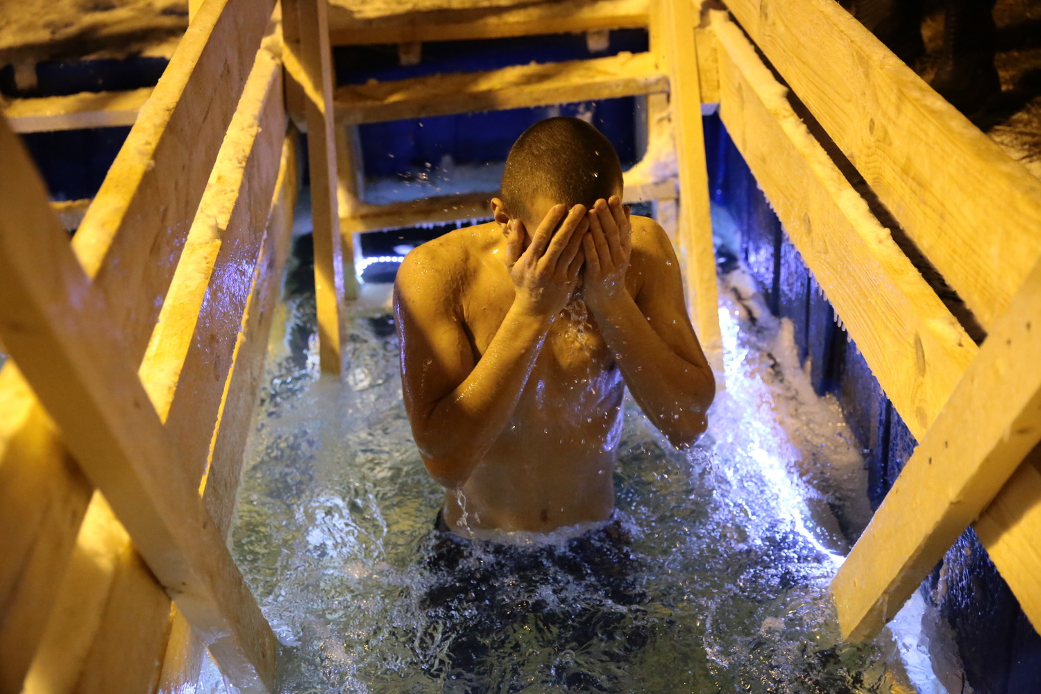 Москвичи отправились на крещенские купания вопреки предостережениям РПЦ