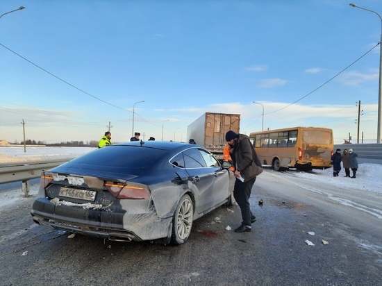 Иномарка по пути в Ноябрьск протаранила автобус с детьми в Тюменской области