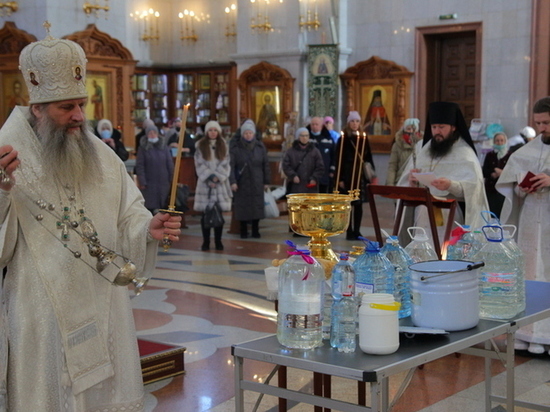 В Спасо-Преображенском соборе митрополит Артемий освятил воду