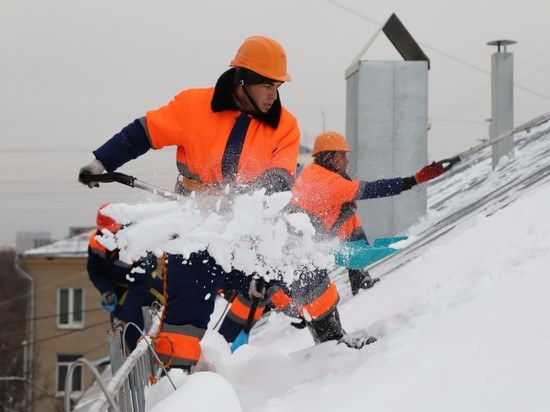 В Кирове рабочие без страховки чистят крыши домов