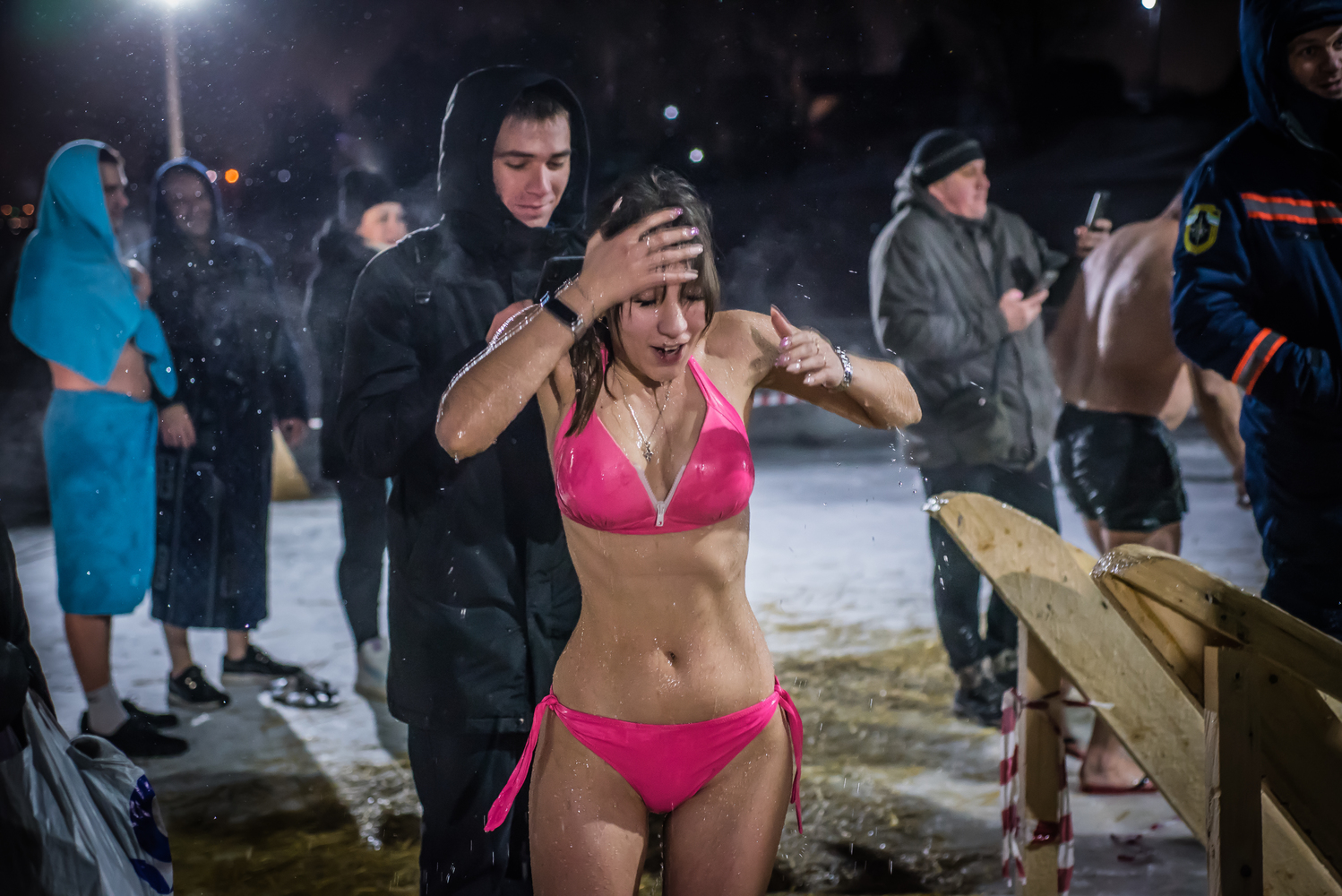 Крещенские купания: 30 бодрящих фото с ночной купели в Новосибирске