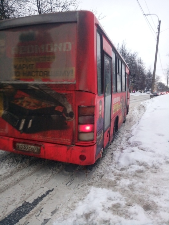 В Ярославле водитель автобуса ехал с зажатым в дверях пенсионером