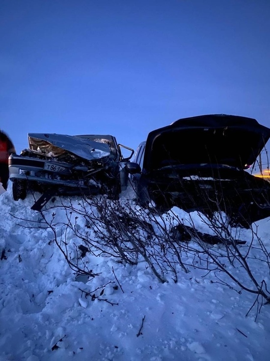 В Лабытнанги Lexus и ВАЗ не поделили дорогу: в больницу попал водитель отечественного авто