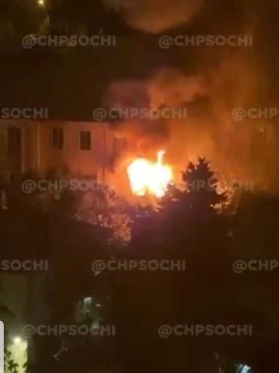 В центре Сочи сгорела заброшенная трёхэтажка