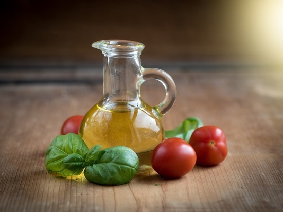 Какие масла лучше использовать для жарки и заправки салатов