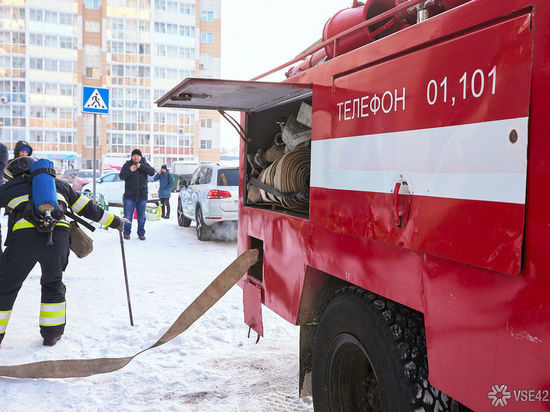 Огнеборцы спасли шесть человек из горящей кузбасской многоэтажки