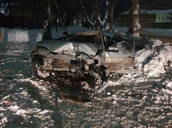 В Кировской области ВАЗ въехал в уличный фонарь: погиб 17-летний пассажир