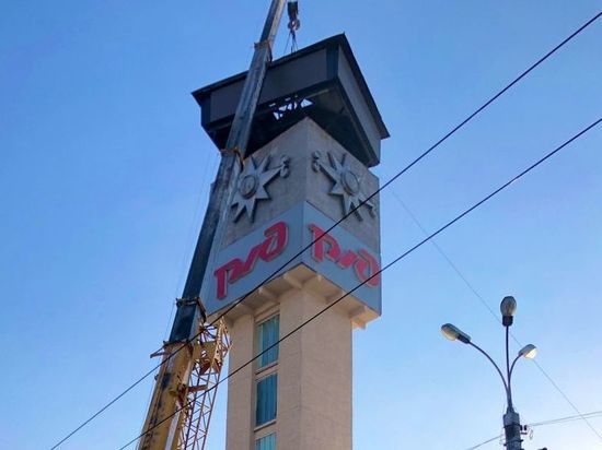 Новые часы с тремя функциями установили на башне вокзала в Чите