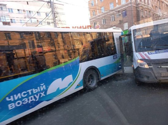 В центре Омска один человек пострадал в столкновении маршрутки и экологичного автобуса