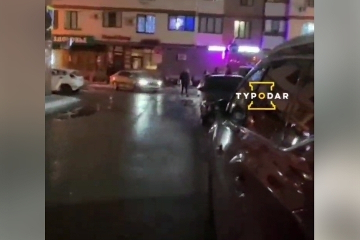Таксист избил мужчину. Избили человеча в красно. В Краснодаре избили на Красноармейской. Краснодар Селезнева 4/10 пожар.