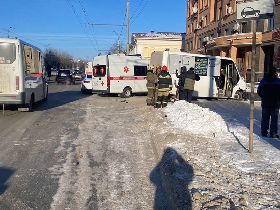 В Омске маршрутка врезалась в пять машин  и здание у дороги