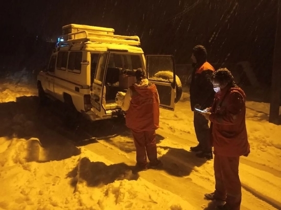 В Хостинском районе Сочи машина скорой застряла в снегу по пути к пациентке