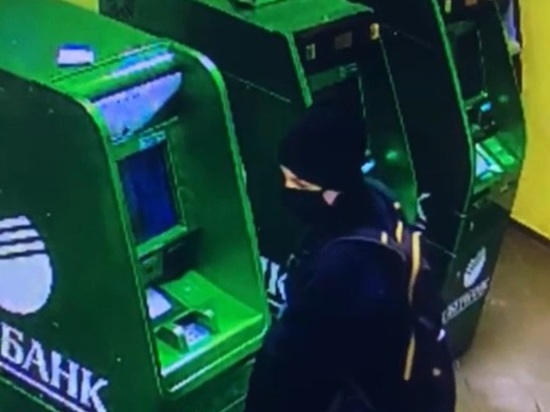 Взломщицу банкомата в Вырице спугнула охрана, но полиция ее нашла