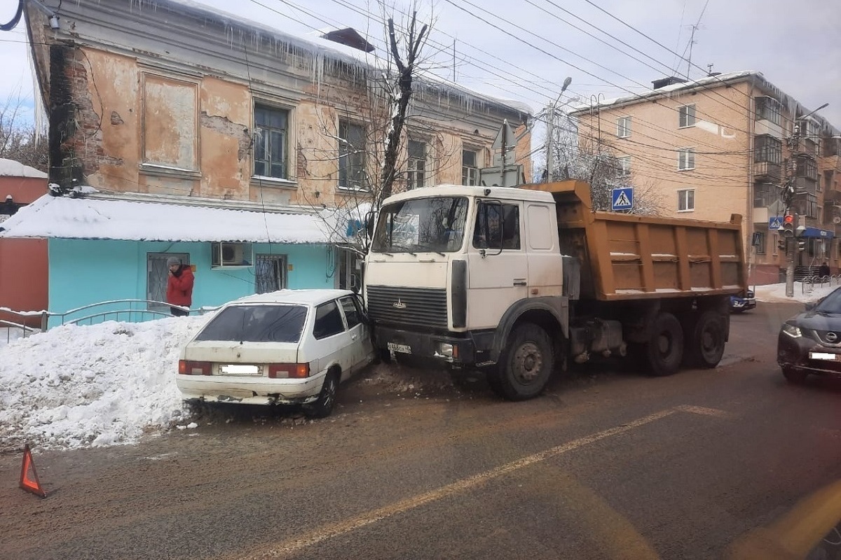 В центре Калуги quotдевяткаquot влетела под самосвал - МК Калуга