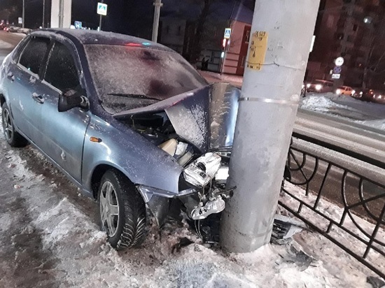 В Белгороде водитель легковушки протаранил столб