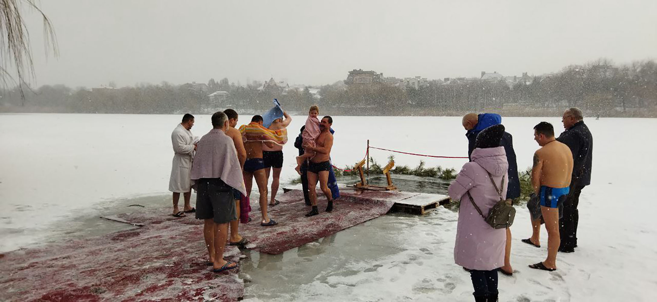 Крещение в Донецке: снег и мороз не помешал омовению