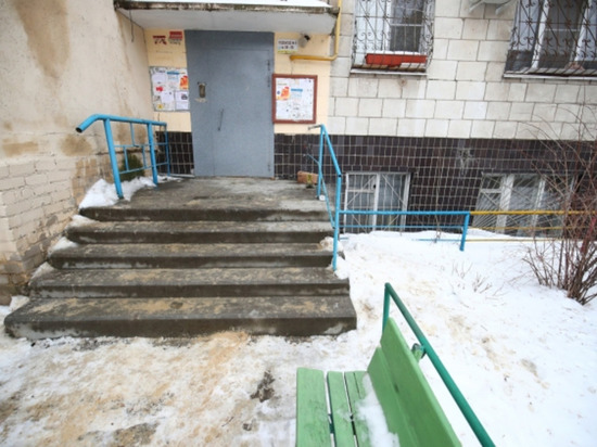 В Дзержинском районе Волгограда рухнул козырек у подъезда