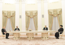 Путина и президента Ирана на переговорах разделил огромный стол