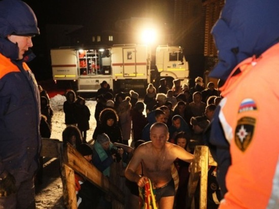 Около 200 человек поучаствовали в крещенских купаниях на Чукотке