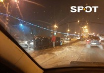 Черный автомобиль-внедорожник опрокинулся на мосту проезжей части в районе Читы-1 на Проспекте Советов