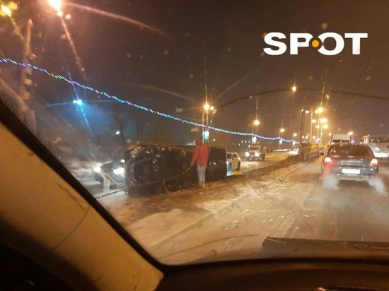 Внедорожник завалился на бок на мосту в Чите утром 20 января