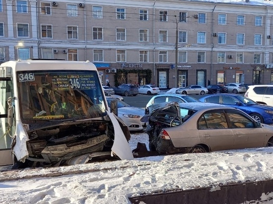 В Омске факты аварии с маршруткой проверяет прокуратура