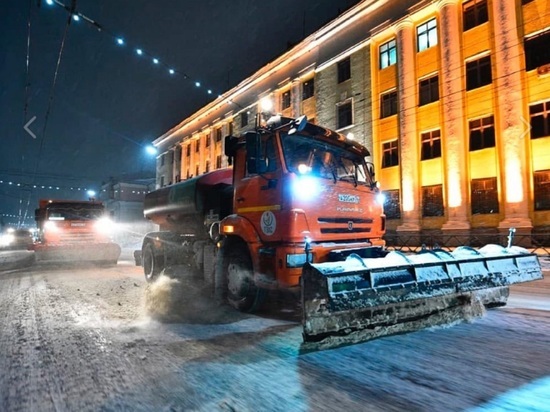 Ночной аврал: ярослаские коммунальщики пытаются очистить город от снега
