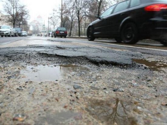 На Северном в Ростове водители объезжают яму по «встречке»