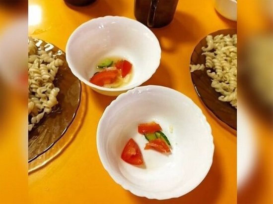 Салат для Дюймовочки: чувашских школьников удивили порции в столовой