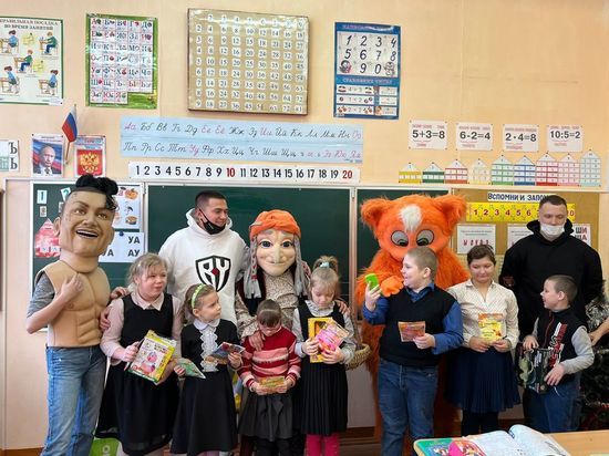 Праздники продолжаются: «Галамартовские» коты поздравили детей из «Починковской школы-интерната» в Смоленской области