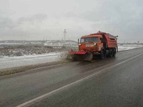 В Астраханской области в круглосуточном режиме очищают трассы от снега