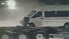 В Подмосковье маршрутка врезалась в грузовик: видео аварии
