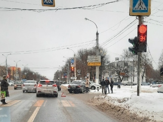 В Твери опять случилась авария рядом с памятником реактивному поезду