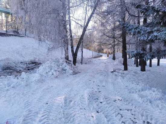 В Барнауле начали демонтировать баки на площади Сахарова