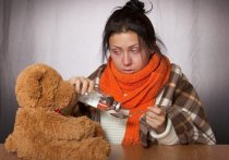 Главный отоларинголог Москвы Андрей Крюков сравнил симптомы штамма коронавируса «Омикрон» и дал советы по его лечению