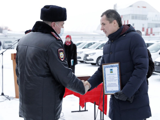 Белгородские участковые получили служебные квартиры и машины