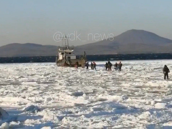 Несмотря на обещания властей жители Путятина снова идут пешком по льду