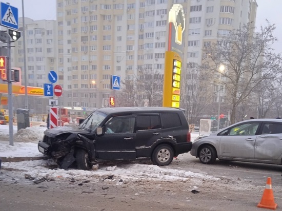 Один человек пострадал при столкновении внедорожника и легковушки на выделенке в Белгороде