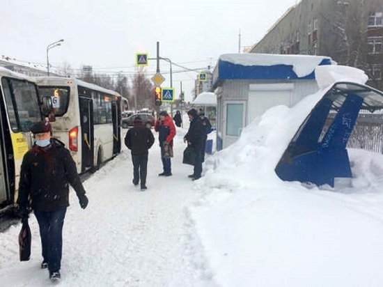 Под тяжестью снежной шапки обрушился павильон ожидания на Воскресенской, из-за нечищенных тротуаров передвижение людей по городу превратилось в спецназовское испытание на выносливость