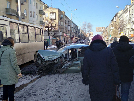 В центре Донецка легковой автомобиль врезался в автобус