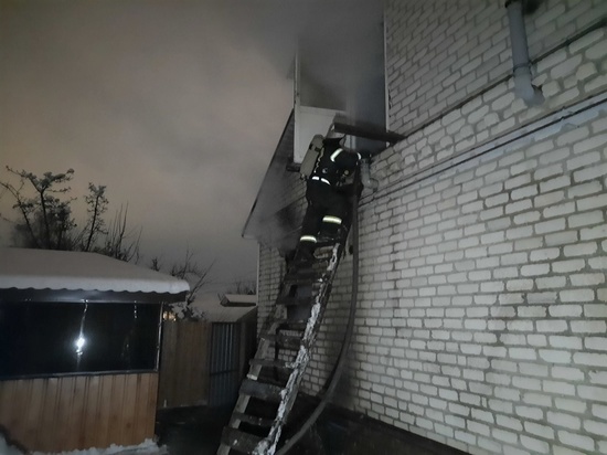 В Белгородской области из-за оставленной на плите кастрюли загорелся двухэтажный дом