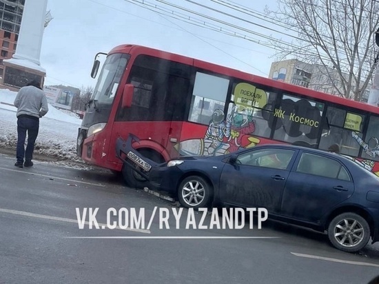 На Народном бульваре в Рязани произошла авария с участием маршрутки