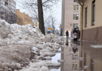 В Петербурге потеплело, но жить легче не стало: метровые сугробы по-прежнему не дают прохода