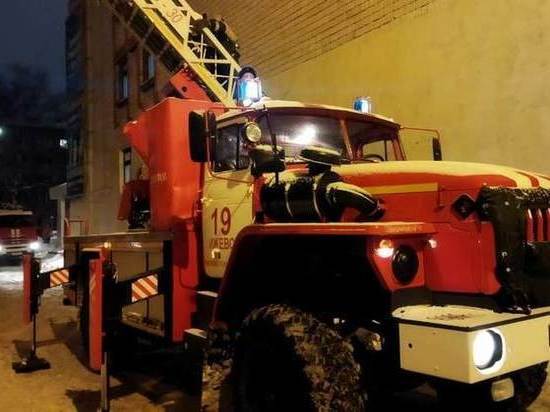 Из ТЦ "Алые паруса" эвакуировали 65 человек