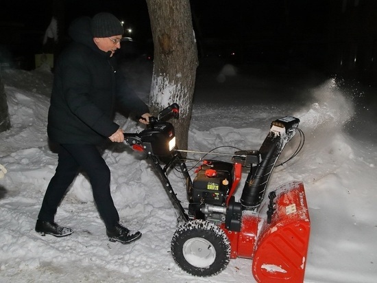 Горголова Калуги Дмитрий Денисов убрал снег в одном из дворов города