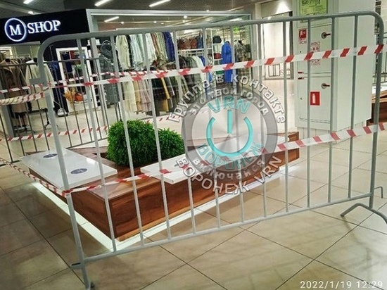 В Воронежском ТЦ отгородили места отдыха от посетителей забором