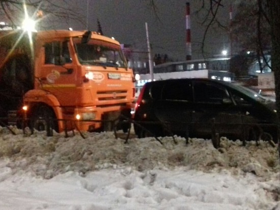 В Курске снегоуборочная машина КамАЗ въехала в легковушку, есть раненая