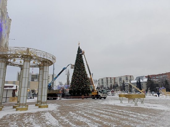 В Курске начали разбирать новогоднюю ель на Театральной площади