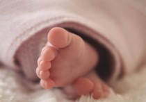 Иммунолог призвал госпитализировать всех болеющих "омикроном" младенцев