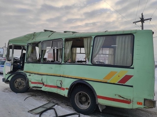 9 человек пострадали при столкновении двух автобусов на севере Красноярского края